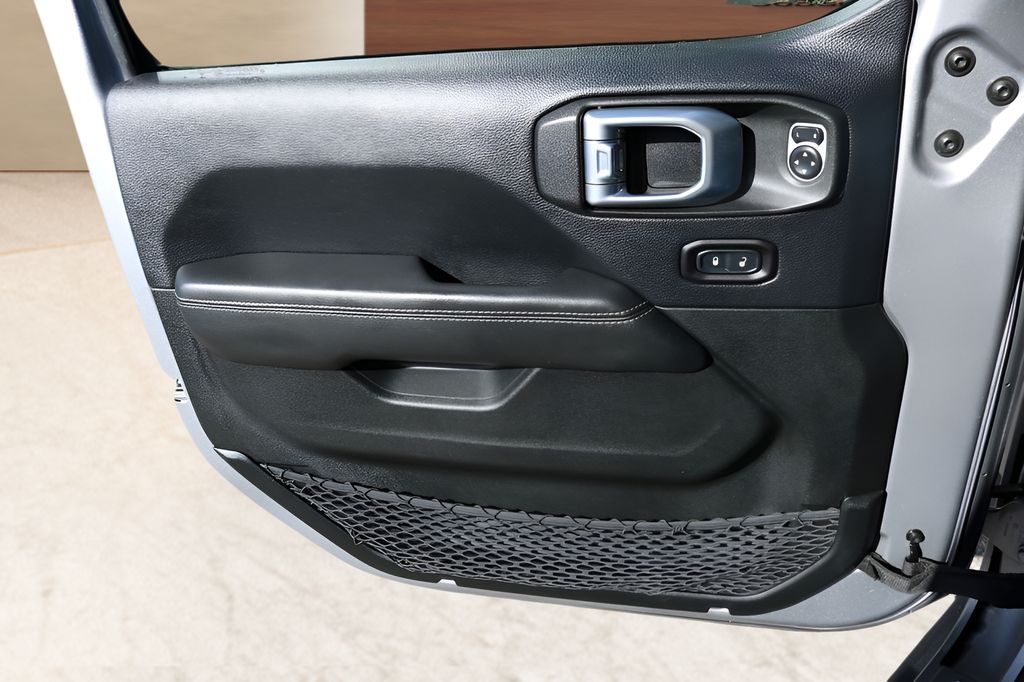 Used 2019 Silver Jeep Unlimited Sahara image 10