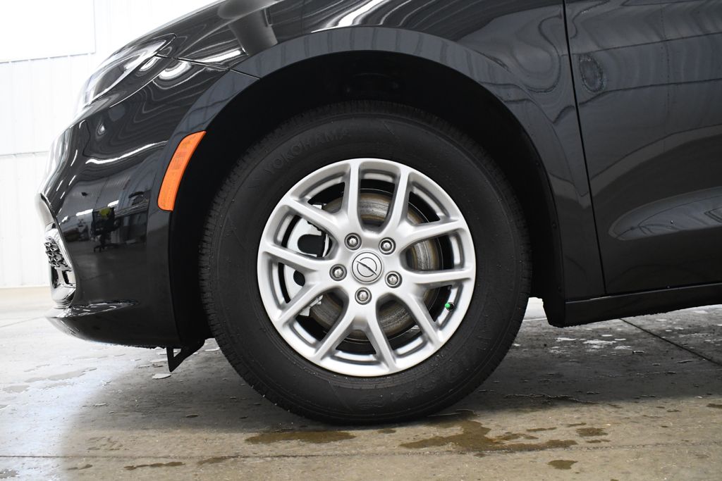 Used 2026 Black Chrysler Select image 4