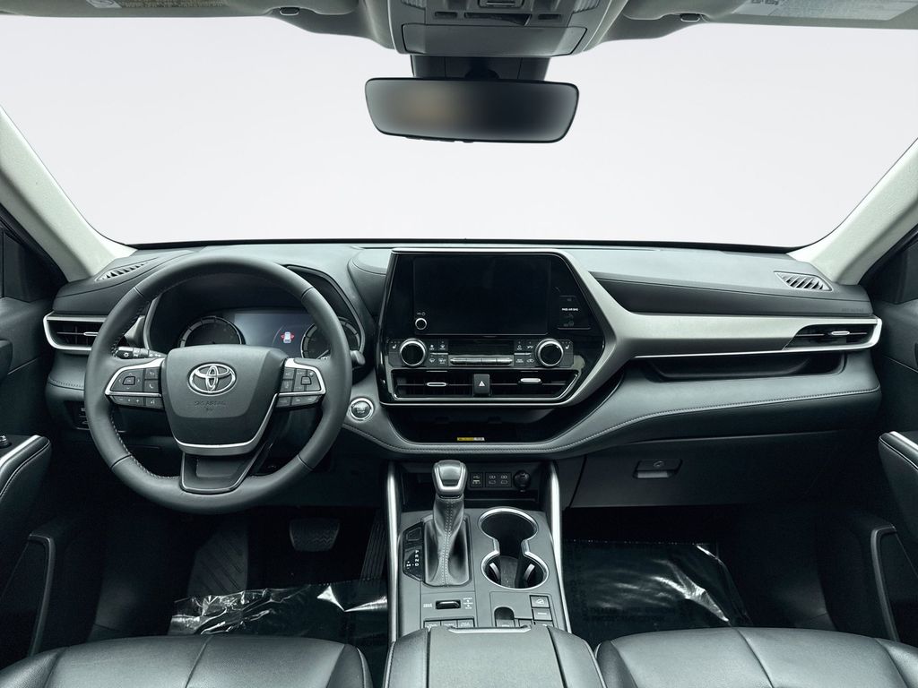 Thumbnail: 2023 Toyota Highlander - 14