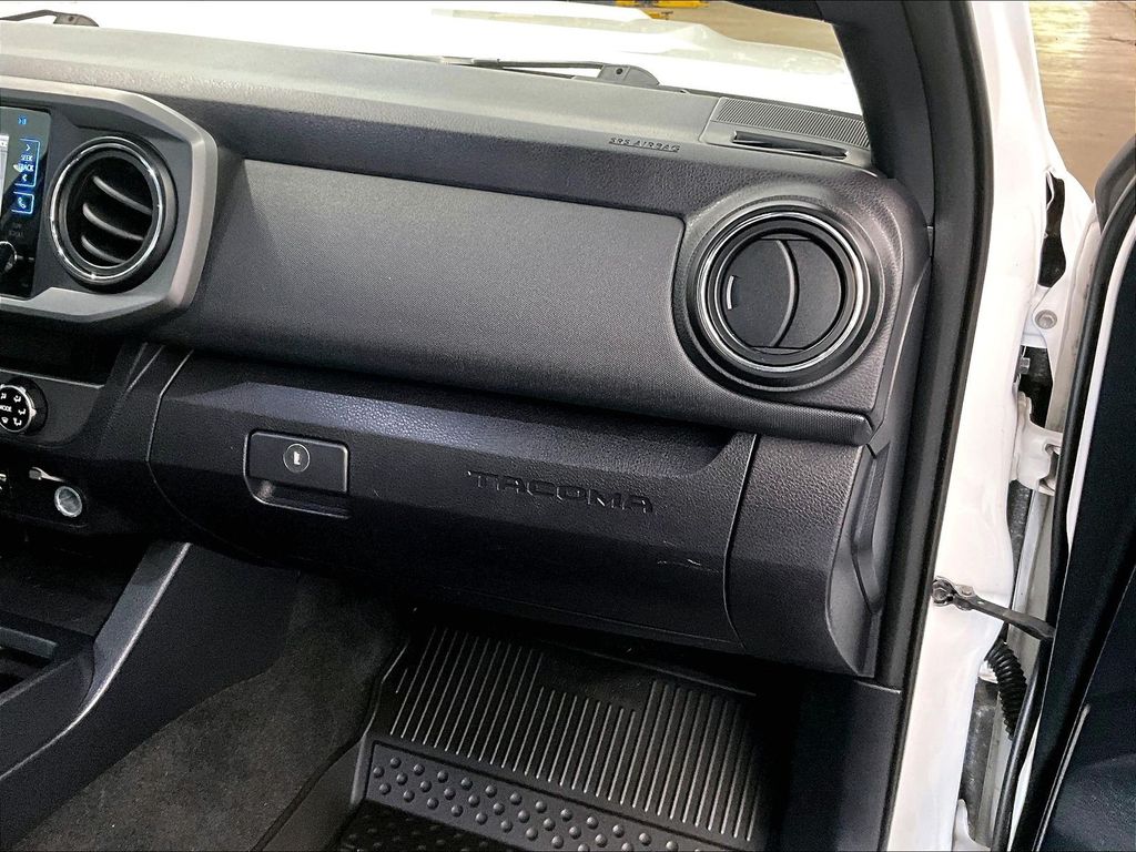 2017 Toyota Tacoma — photo 13