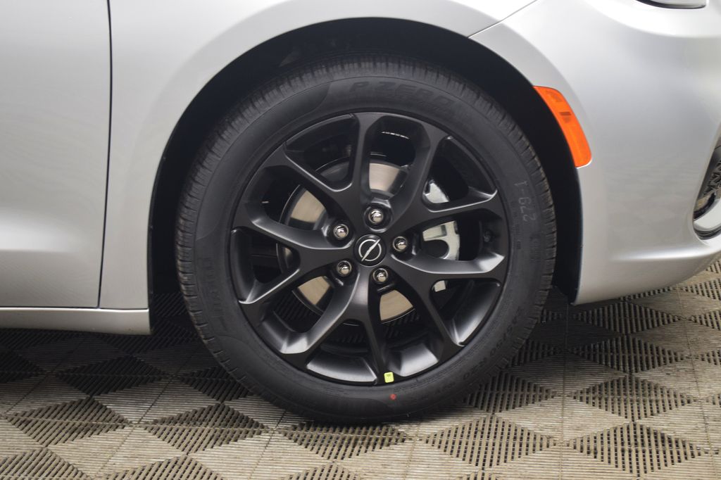 new 2026 Chrysler Pacifica car, priced at $47,696