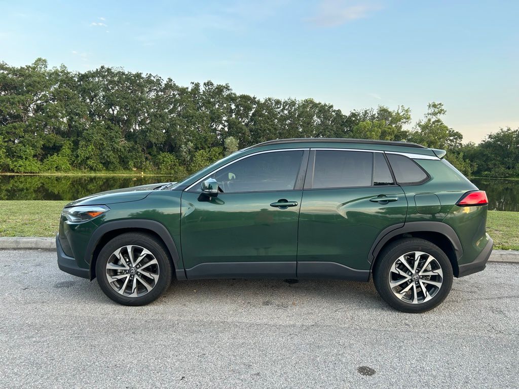 2022 Toyota Corolla Cross XLE 2