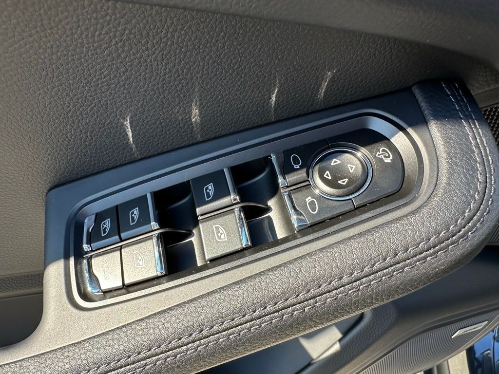 Thumbnail: 2026 Porsche Macan - 19