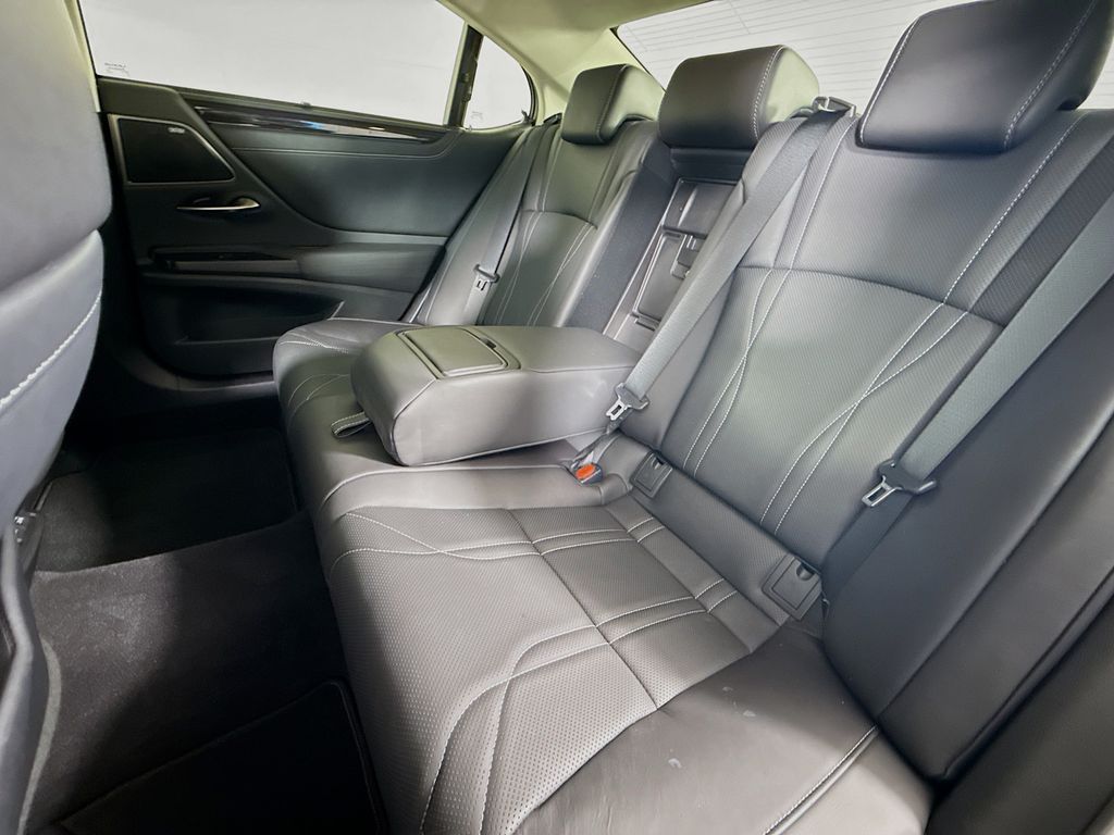 Thumbnail: 2021 Lexus ES - 25