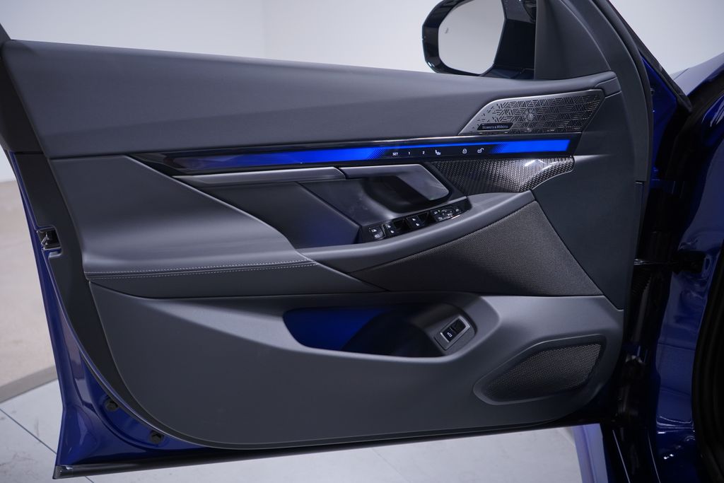 Thumbnail: 2026 BMW M5 - 18