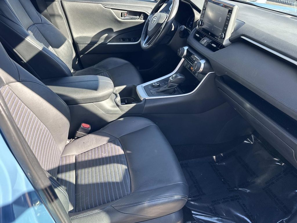 Thumbnail: 2022 Toyota RAV4 - 19