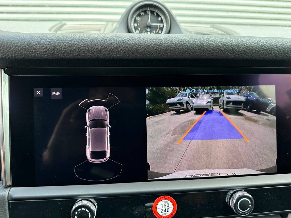 2025 Porsche Macan  24