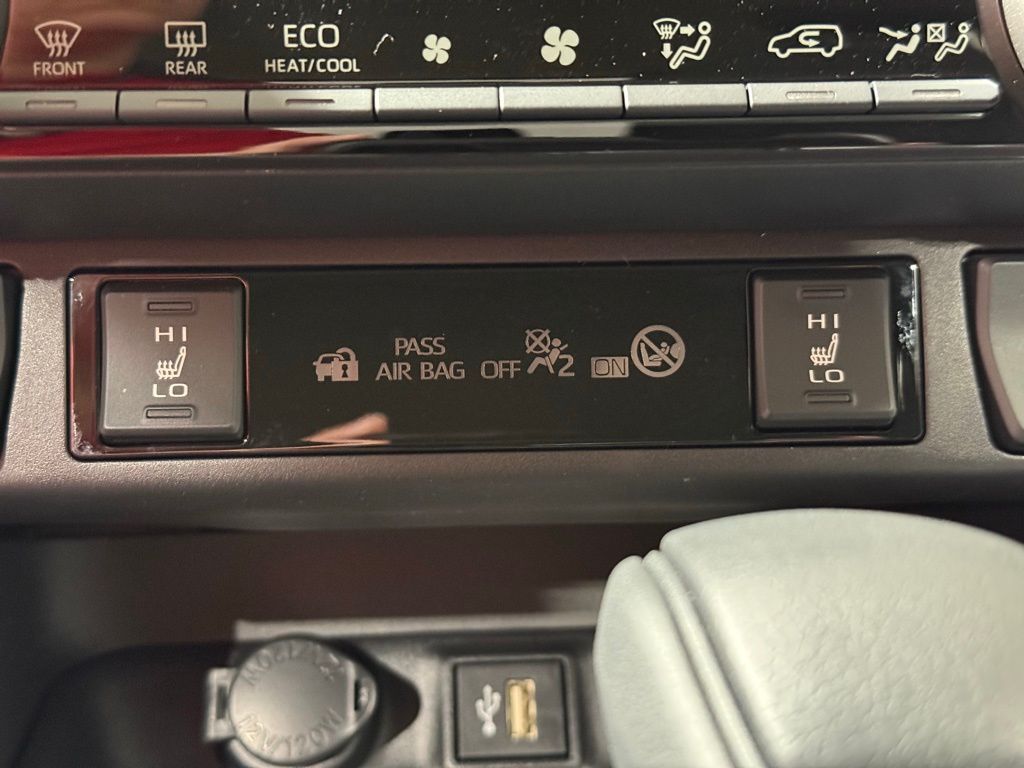 Thumbnail: 2025 Toyota RAV4 - 31