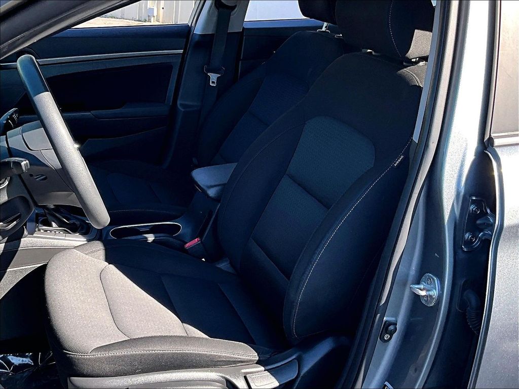 2018 Hyundai Elantra — photo 10
