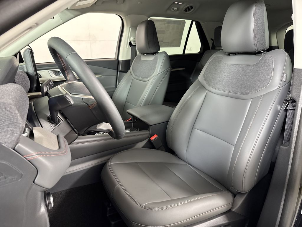 2025 Ford Explorer photo 16