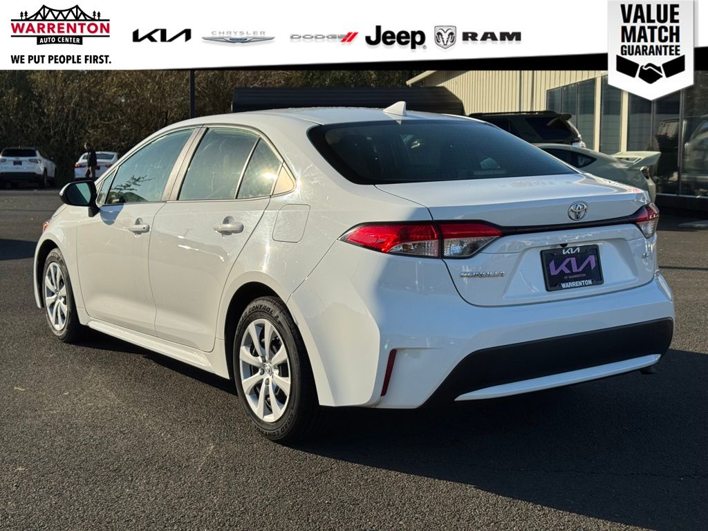 2022 Toyota Corolla LE photo 3
