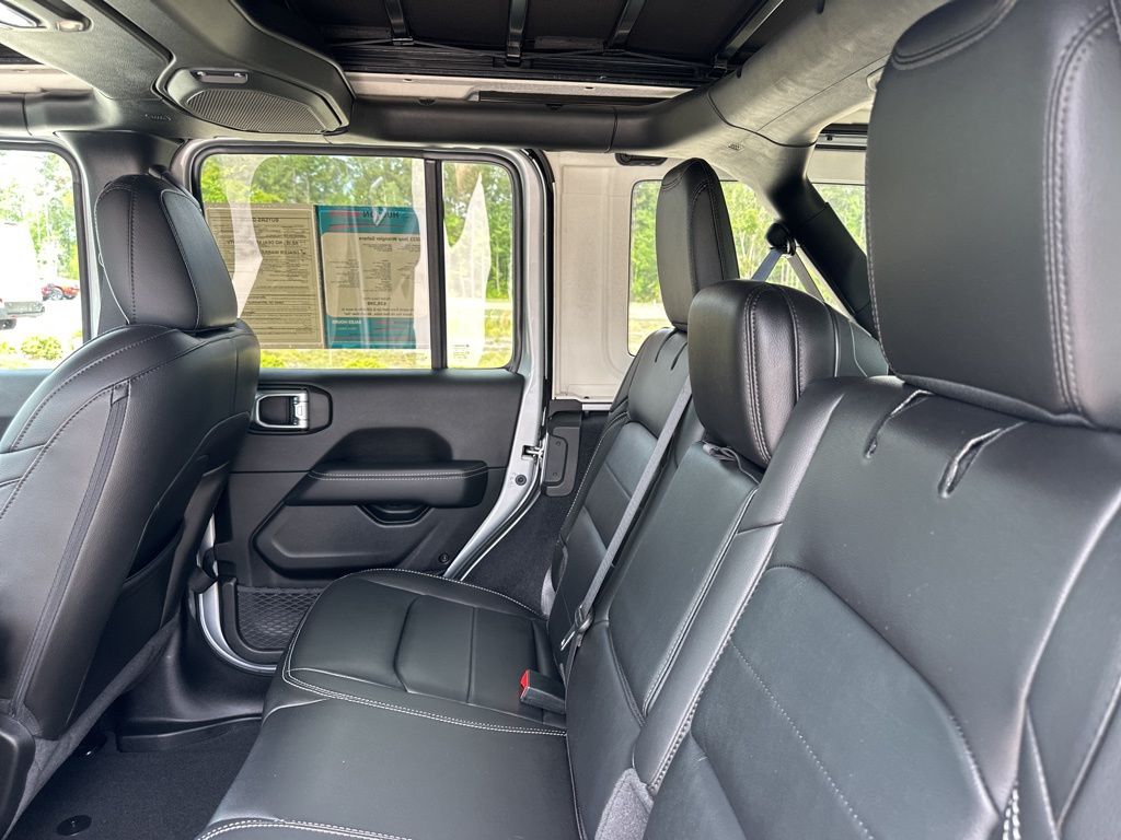 2023 Silver Zynith Clearcoat Jeep Wrangler Sahara 4X4 SUV