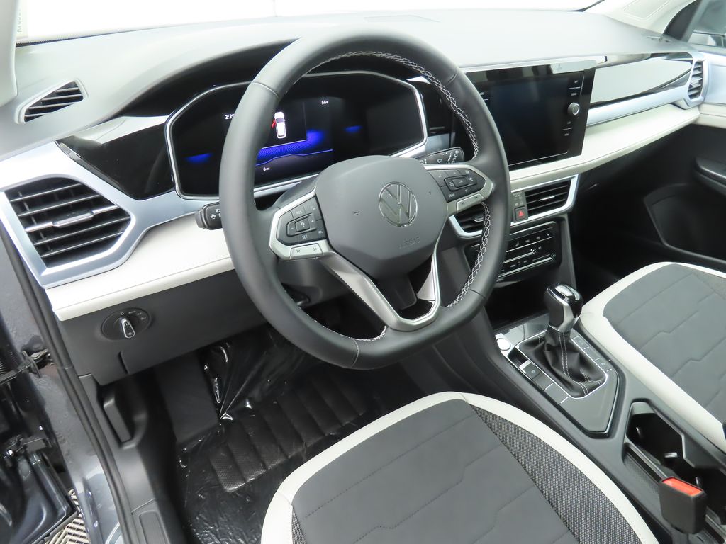 2025 Volkswagen Taos SE 10