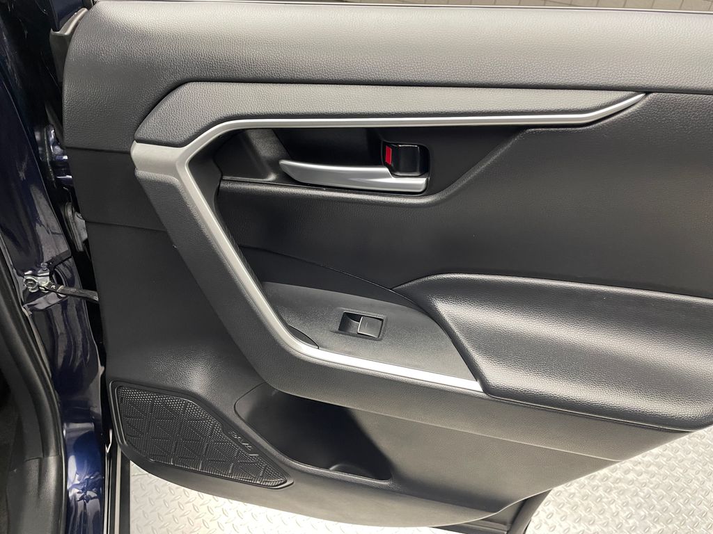 2023 Toyota RAV4 XLE 24