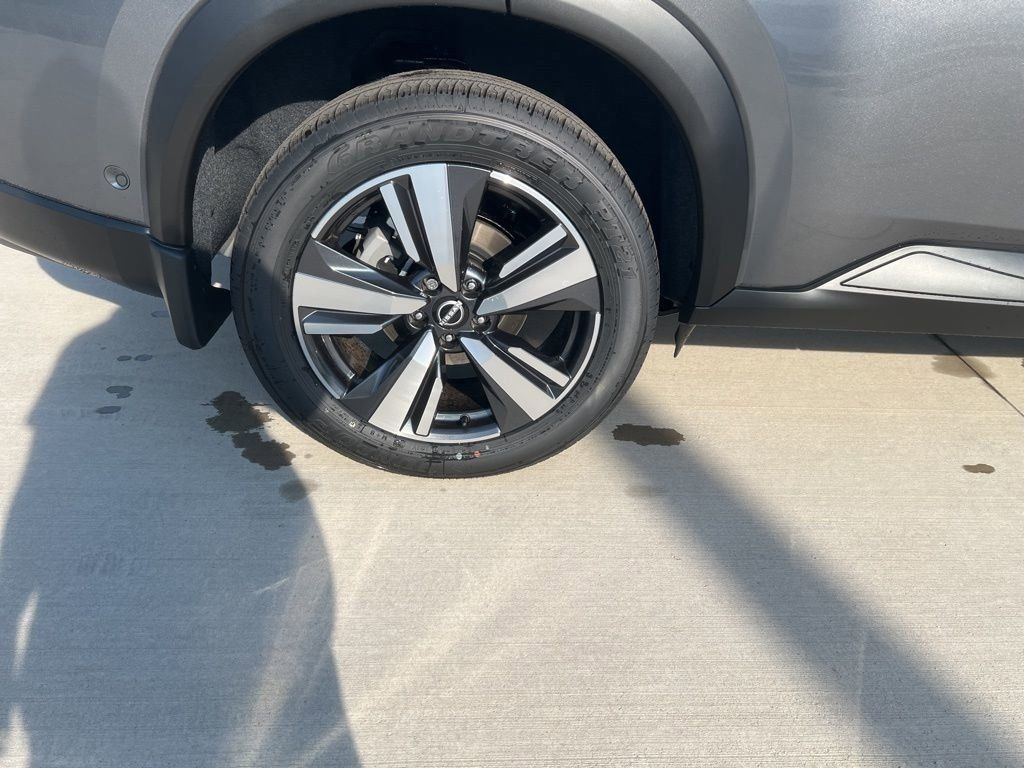 2025 Gun Metallic Nissan Rogue SL FWD SUV