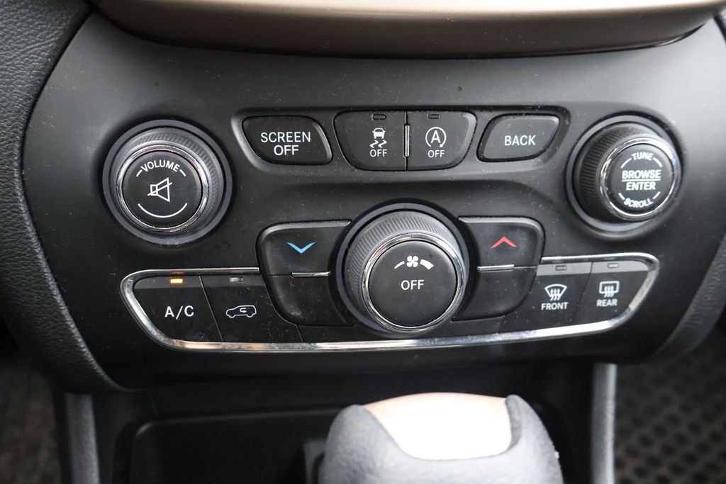 Thumbnail: 2015 Jeep Cherokee - 25