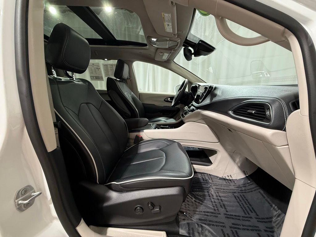 2022 Chrysler Pacifica Hybrid Limited 24
