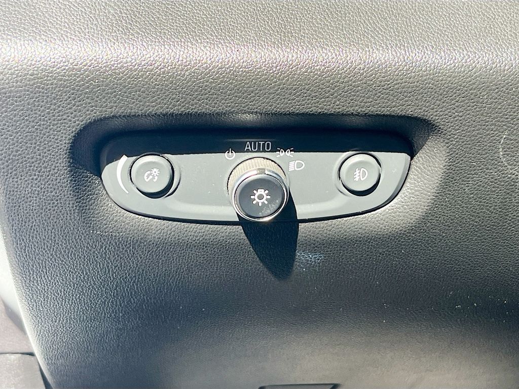 Used 2019 White Chevrolet LT image 10