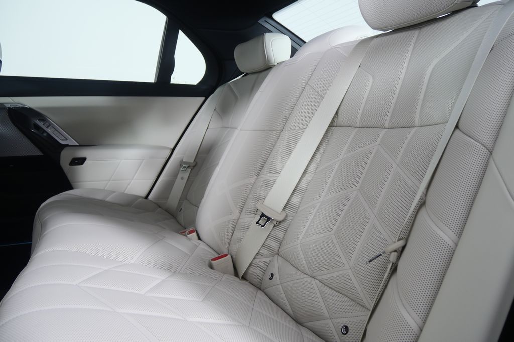 Thumbnail: 2026 BMW 7 Series - 15