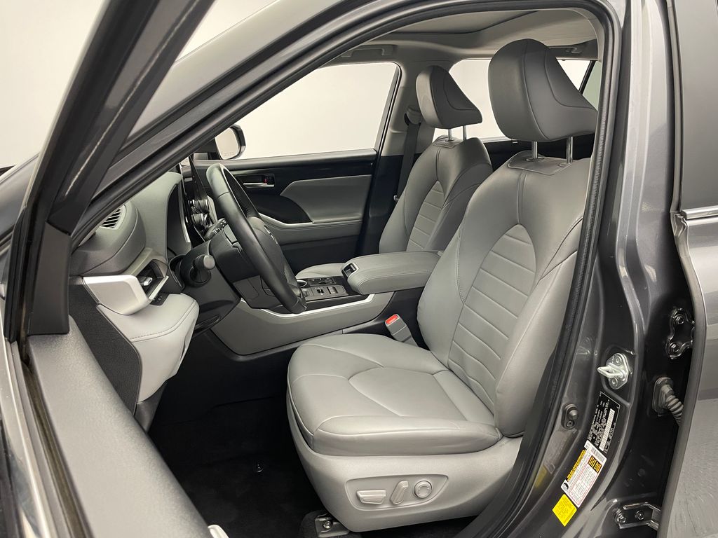 2023 Toyota Highlander XLE 13
