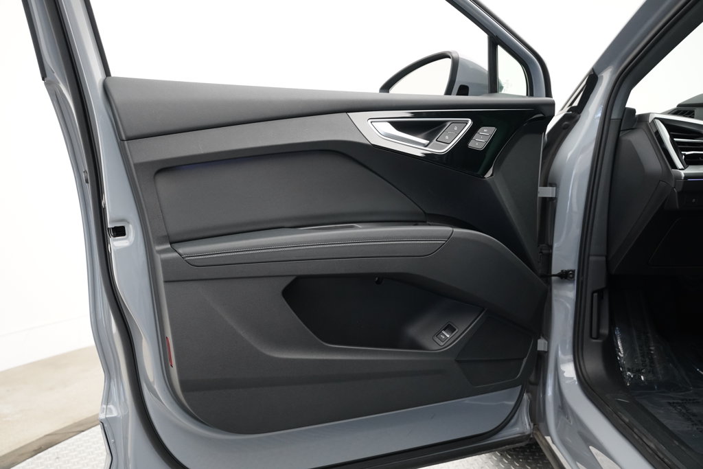 Thumbnail: 2023 Audi Q4 e-tron - 8