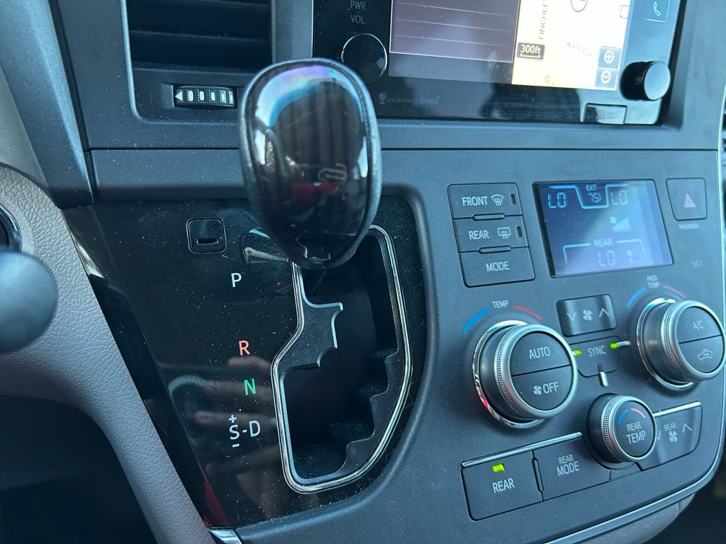 Thumbnail: 2017 Toyota Sienna - 28