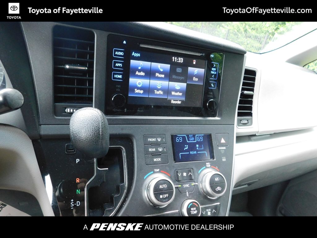 Thumbnail: 2016 Toyota Sienna - 7