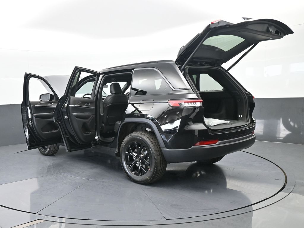 New 2026 Diamond Black Crystal Pearlcoat Jeep Laredo image 69