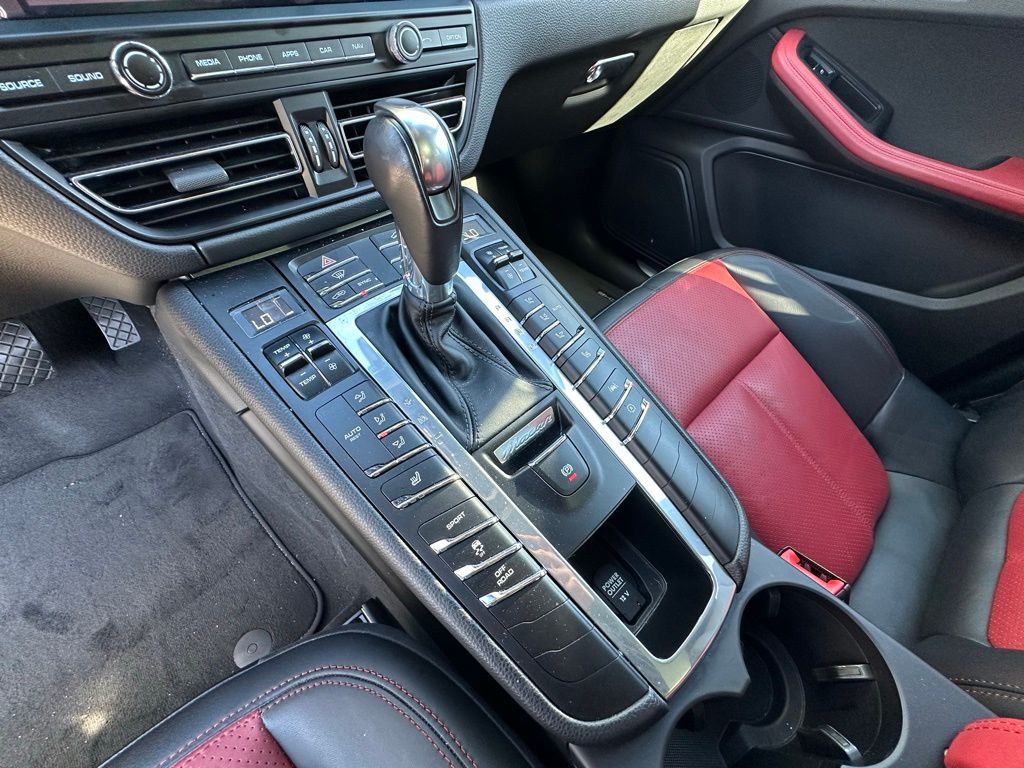 Thumbnail: 2020 Porsche Macan - 26