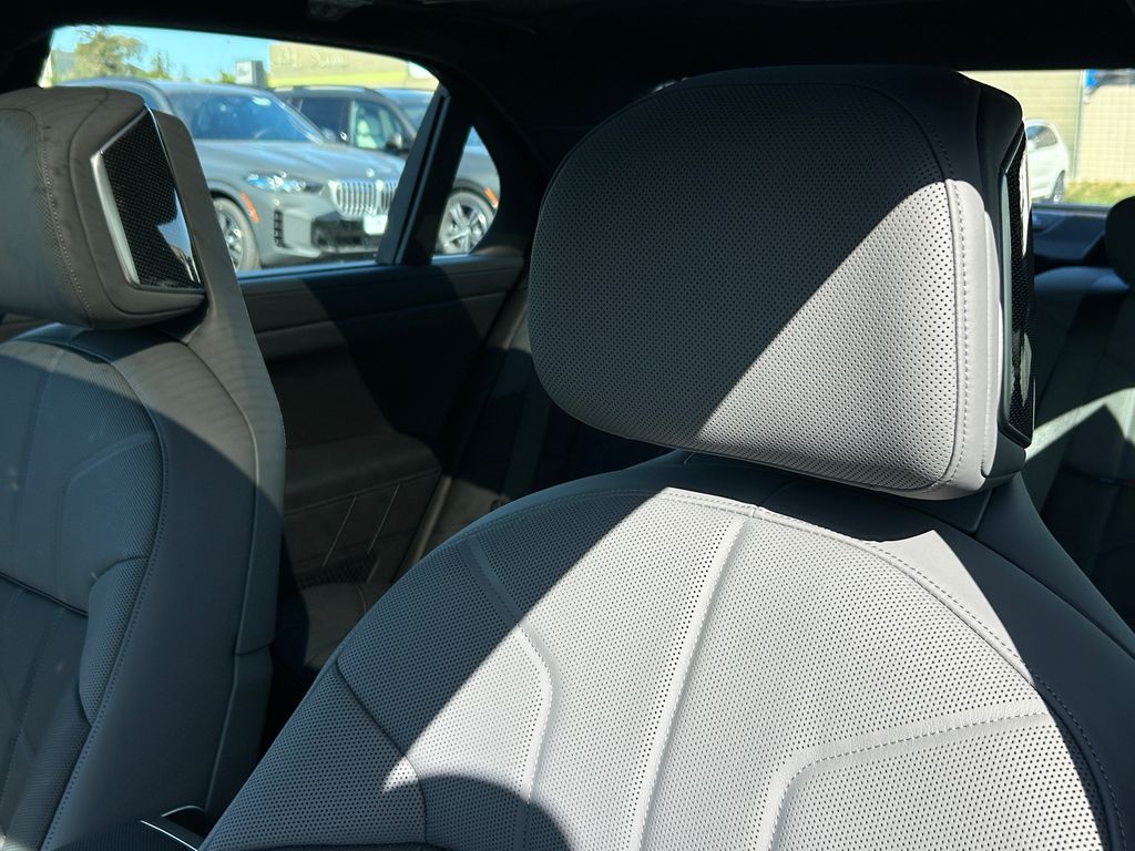 2025 BMW 7 Series 760i xDrive 14