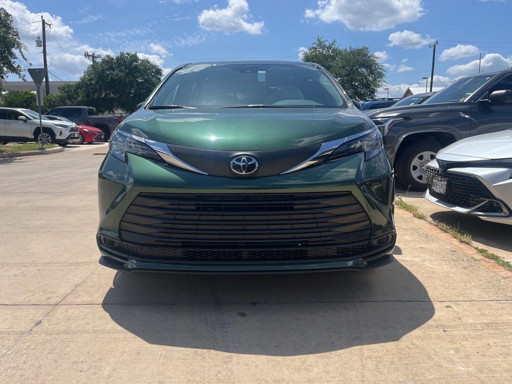 2026 Toyota Sienna LE 8-Passenger Hybrid FWD's photo