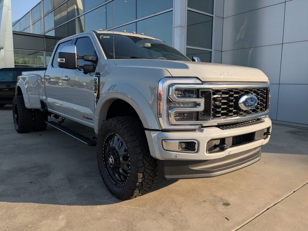 2025 Ford F-450 Super Duty Platinum