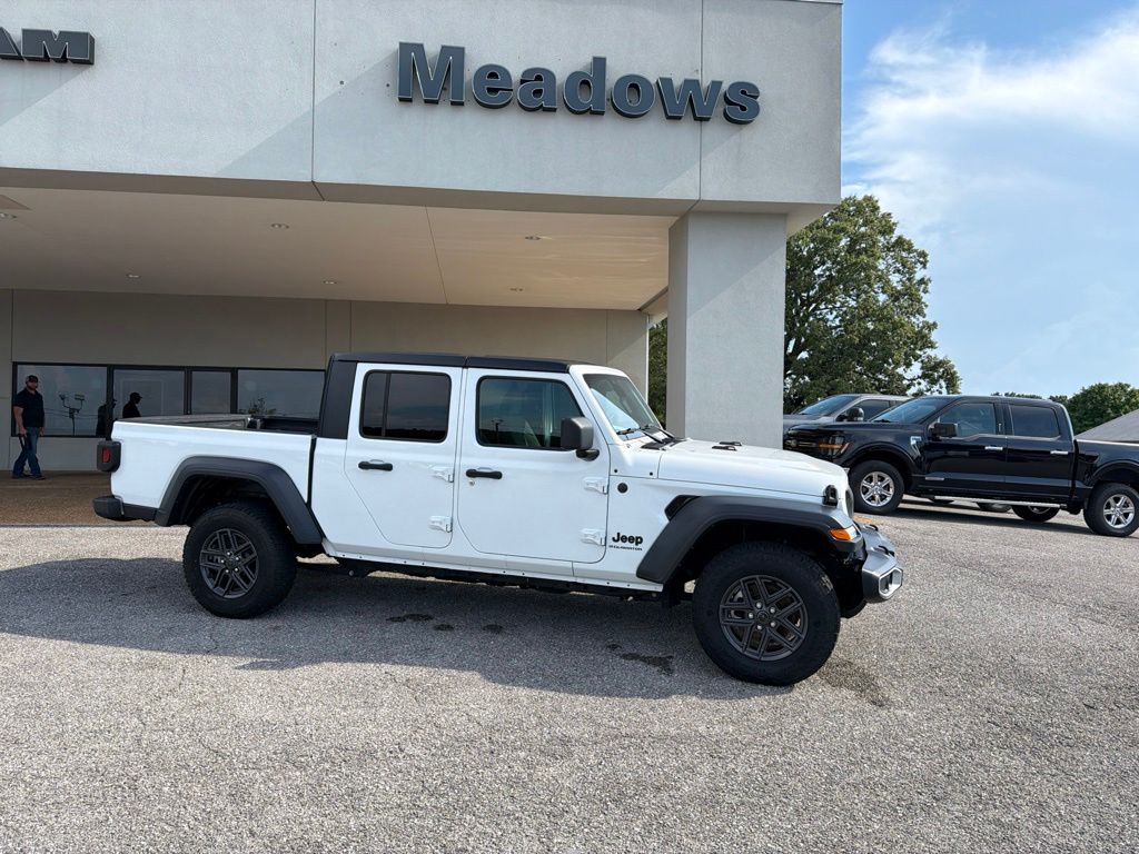 Bright White Clearcoat 2025 Jeep Gladiator Pickup Truck Four-Wheel Drive 8-Speed Automatic