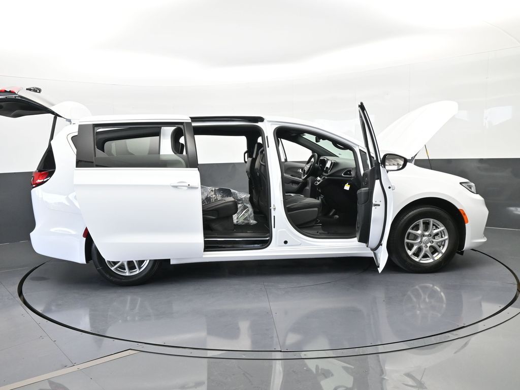 New 2026 Bright White Clearcoat Chrysler Select image 65