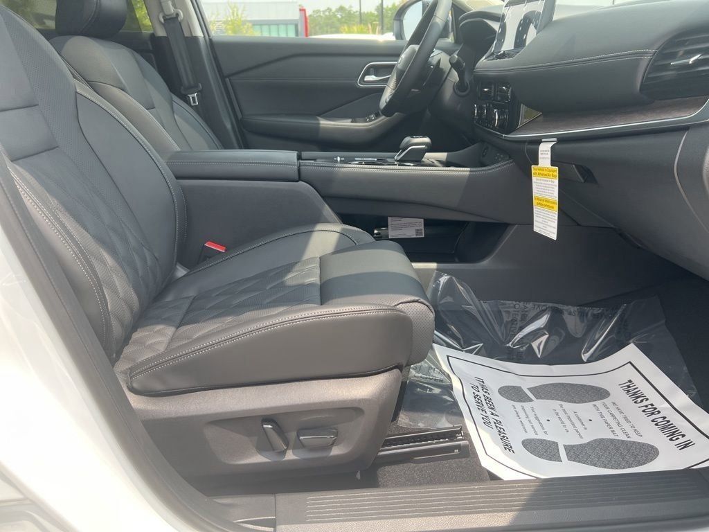 2025 Everest White Pearl/Super Black Nissan Rogue Platinum FWD SUV