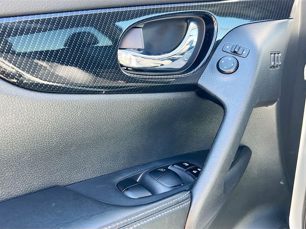 Used 2020 Silver Nissan SL image 18