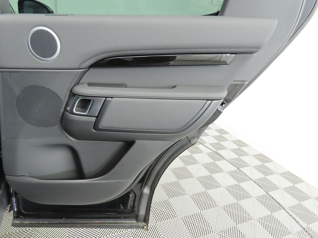 Thumbnail: 2025 Land Rover Discovery - 27