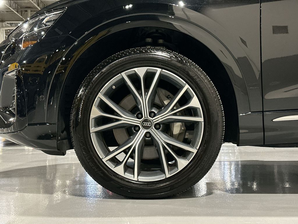 Thumbnail: 2025 Audi Q8 - 5