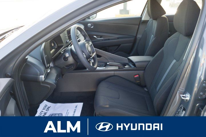 2025 Hyundai Elantra SE photo 13