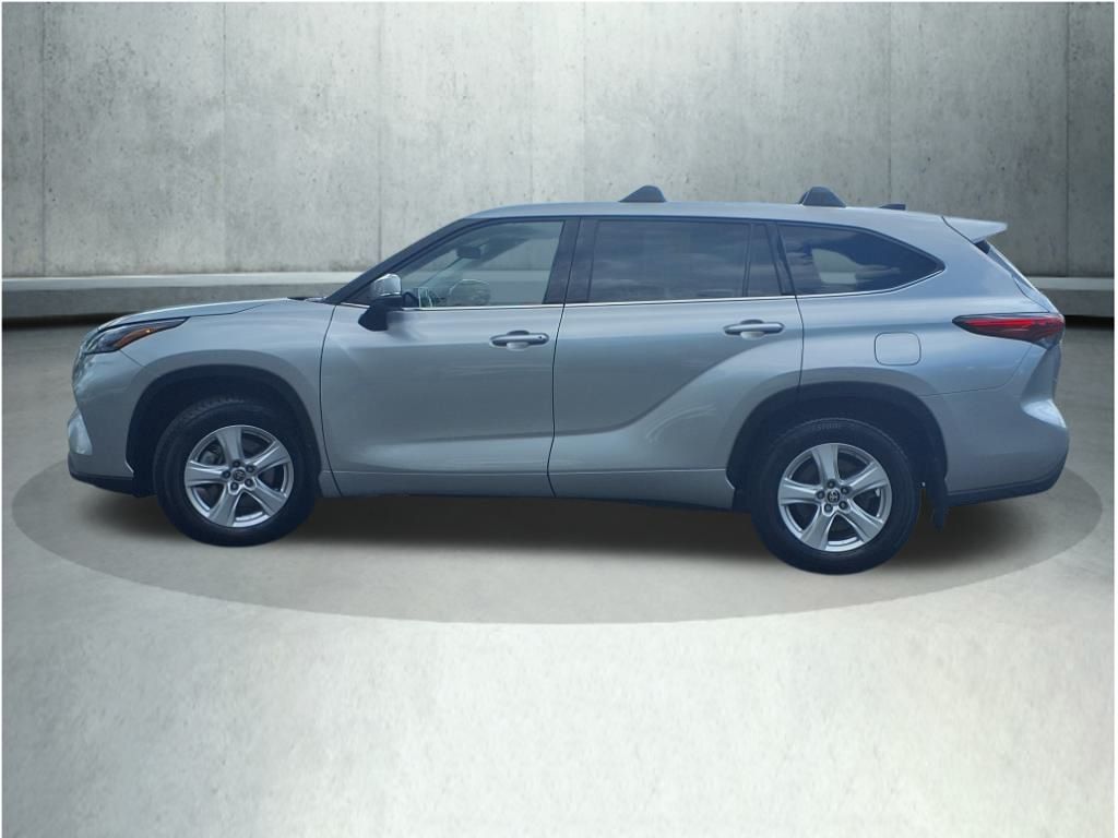 2022 Toyota Highlander LE photo 8