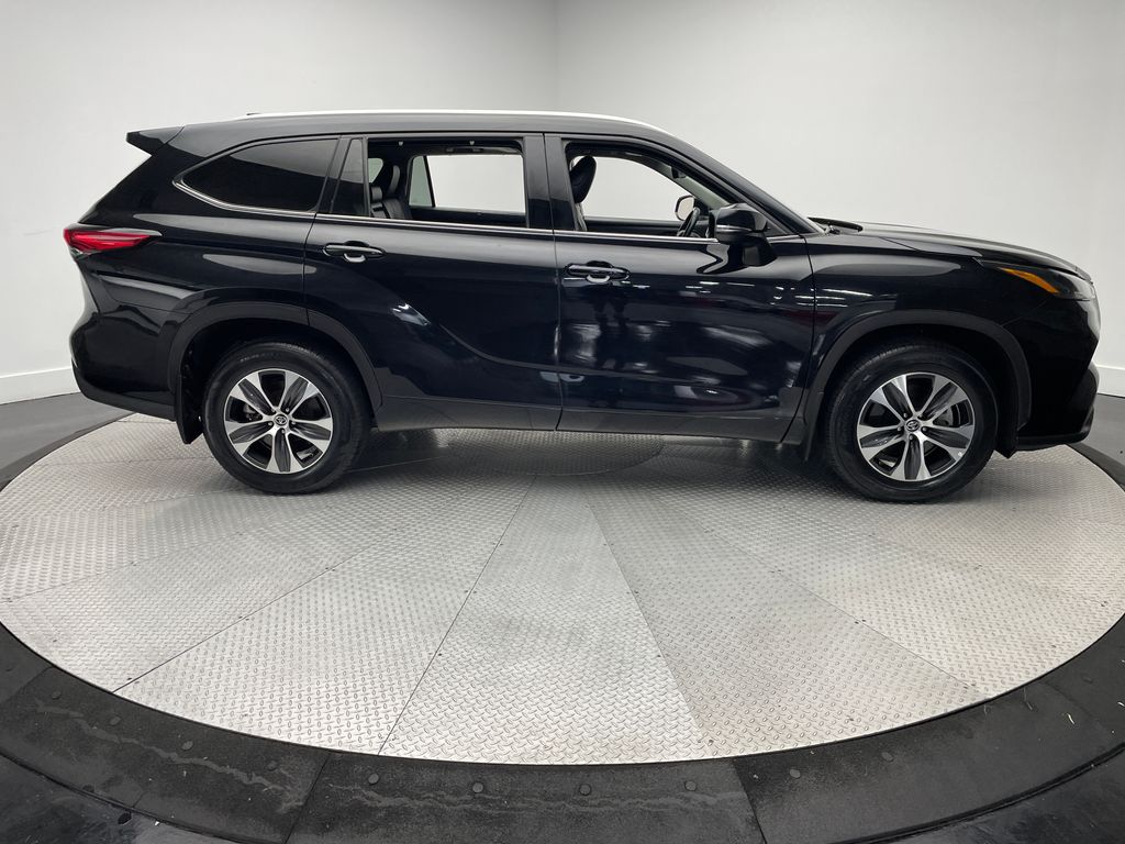 Thumbnail: 2022 Toyota Highlander - 4