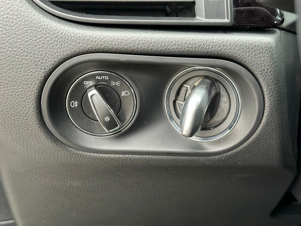 Thumbnail: 2022 Porsche Macan - 32