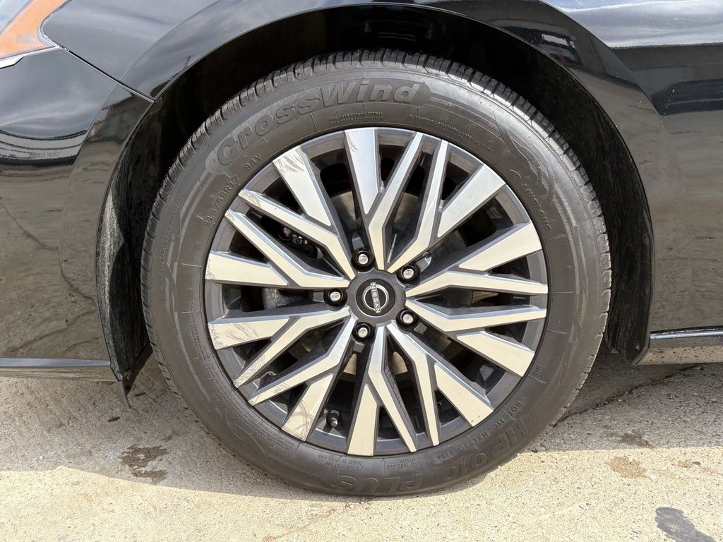 Used 2024 Super Black Clearcoat Nissan 2.5 SV image 9