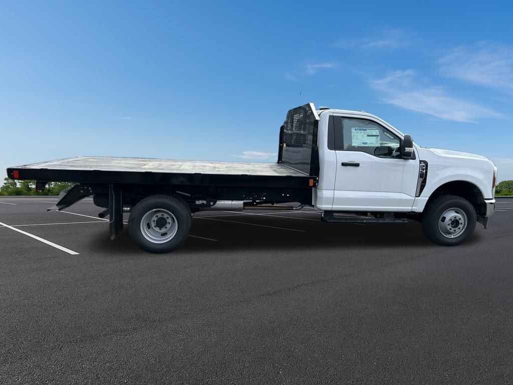 New 2025 Ford Super Duty F-350 Chassis Regular Cab (DRW) 169" Wheelbase XL
