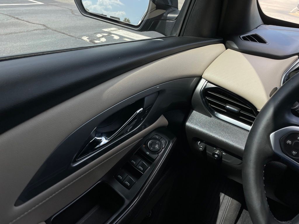 Thumbnail: 2023 Chevrolet Traverse - 22