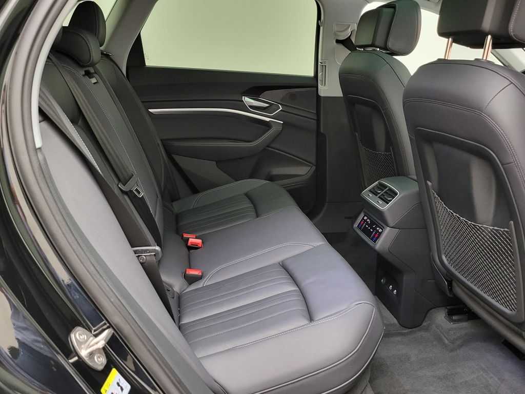 Thumbnail: 2023 Audi e-tron - 16