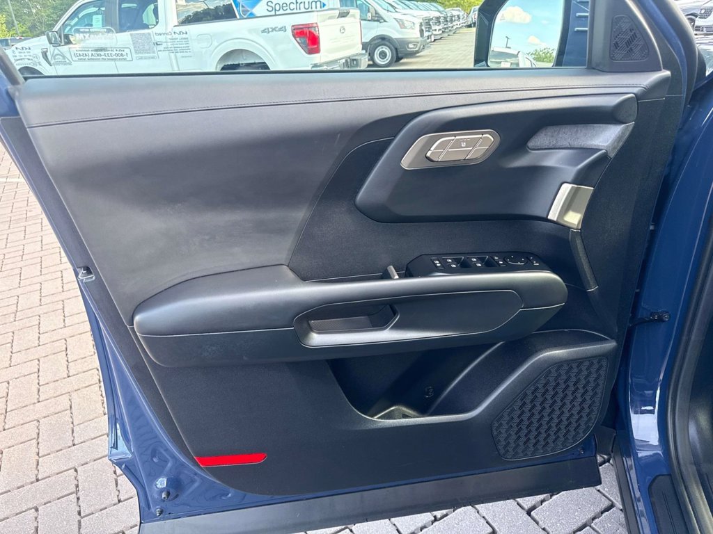 Used 2027 Black Kia S image 12