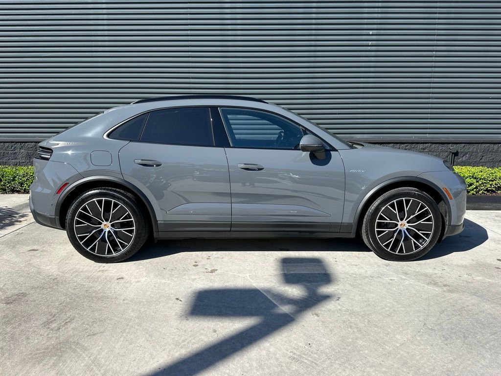 Thumbnail: 2025 Porsche Macan - 10