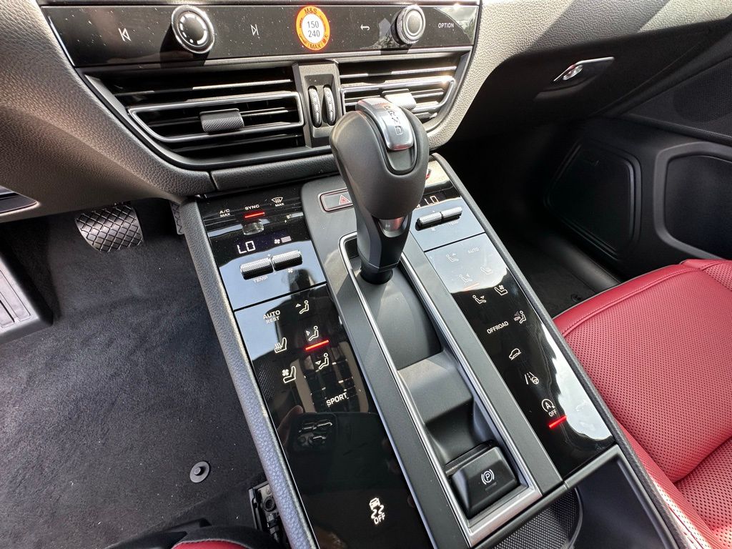 2025 Porsche Macan  24
