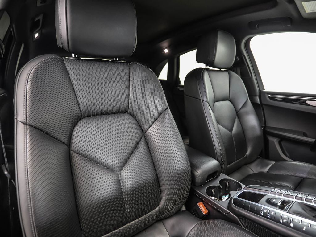 Thumbnail: 2020 Porsche Macan - 30